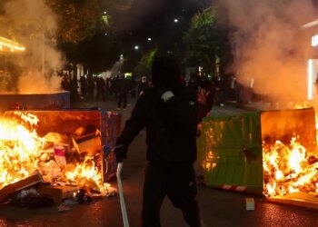 Πεδίο μάχης τα Τίρανα για τη διαφθορά και τον Έντι Ράμα - Το πλήθος καίει το ένα κτίριο μετά το άλλο