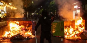 Πεδίο μάχης τα Τίρανα για τη διαφθορά και τον Έντι Ράμα - Το πλήθος καίει το ένα κτίριο μετά το άλλο