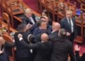 Αλβανία: Άγριο ξύλο μέσα στη Βουλή - Βουλευτές πιάστηκαν στα χέρια, διαδηλώσεις και συνθήματα στους δρόμους