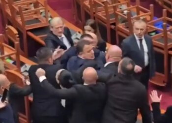 Αλβανία: Άγριο ξύλο μέσα στη Βουλή - Βουλευτές πιάστηκαν στα χέρια, διαδηλώσεις και συνθήματα στους δρόμους