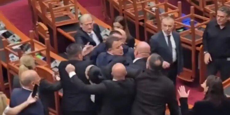 Αλβανία: Άγριο ξύλο μέσα στη Βουλή - Βουλευτές πιάστηκαν στα χέρια, διαδηλώσεις και συνθήματα στους δρόμους
