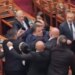 Αλβανία: Άγριο ξύλο μέσα στη Βουλή - Βουλευτές πιάστηκαν στα χέρια, διαδηλώσεις και συνθήματα στους δρόμους