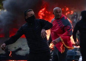 Αλβανία: Σκηνικό πολέμου στα Τίρανα με φωτιές και λιθοβολισμούς - «Όσοι επιλέγουν πέτρες θα βρουν απέναντί τους το κράτος», λέει ο Ράμα