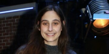 Φωτεινή Αθερίδου: Ήμουν στη Νέα Σμύρνη και έρχεται ένας και μου λέει «κατέβασε λίγο το φουστάνι σου»