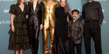 LFF 2026: «Φτιαγμένος για εκείνη»: Ο ιδανικός άντρας πλέκεται, η ιδανική ταινία…μπλέκεται