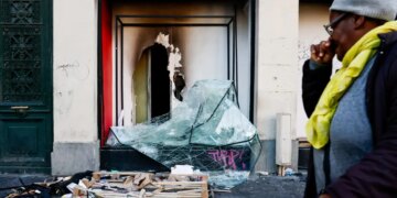 Επεισόδια στη Γαλλία: Πανάκριβες τσάντες και καλλυντικά από το πλιάτσικο στα καταστήματα πωλούνται online