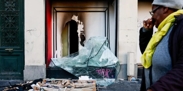 Επεισόδια στη Γαλλία: Πανάκριβες τσάντες και καλλυντικά από το πλιάτσικο στα καταστήματα πωλούνται online