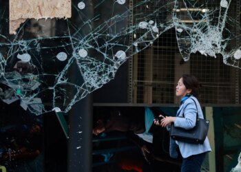 Γαλλία: «Οι διαδηλωτές πυρπολούσαν μόνο καταστήματα Εβραίων σε δρόμο της Μασσαλίας», ισχυρίζεται δημοσιογράφος