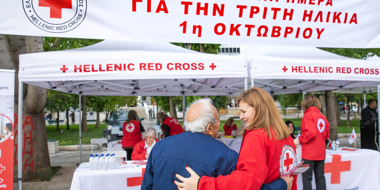 Δράση ενημέρωσης και ευαισθητοποίησης για την Τρίτη Ηλικία στην Πλατεία Συντάγματος από τον Ελληνικό Ερυθρό Σταυρό
