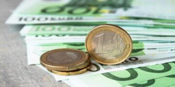 Τεκμαρτό εισόδημα και αυξήσεις σε μισθούς και συντάξεις «φουσκώνουν» τον φόρο εισοδήματος – Στα 5,1 δισ. ευρώ ο φετινός λογαριασμός