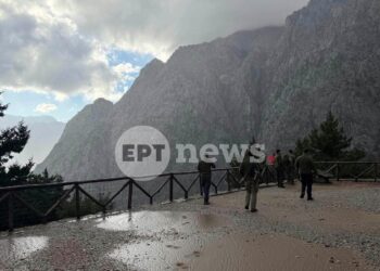 Σταδιακή υποχώρηση των υδάτων στο φαράγγι της Σαμαριάς – Στόχος να απομακρυνθούν την Τετάρτη οι οκτώ εγκλωβισμένοι