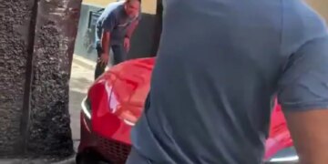 Σεβίλλη: Ferrari «σφήνωσε» στα πλακόστρωτα σοκάκια της παλιάς πόλης - Βίντεο