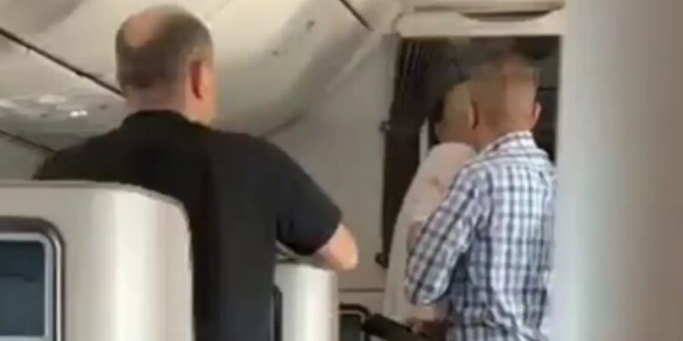Flydubai: Νέα πλάνα από το χάος στην πτήση μετά την επίθεση στον κυβερνήτη - «Υπάρχει γιατρός ή πιλότος;»