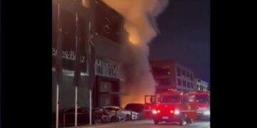 Φωτιά σε αντιπροσωπεία αυτοκινήτων στη Γλυφάδα – Καίγεται ολοσχερώς το κτίριο
