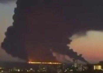 Επίθεση σε πλοίο που μετέφερε πετρέλαιο σε λιμάνι της Ρωσίας - Συγκλονιστικά βίντεο από τους καπνούς που σκέπασαν την πόλη