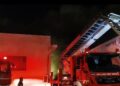 Πυρκαγιά στο Αιγάλεω: Κάηκε ολοσχερώς βαφείο ρούχων – Ακούστηκαν εκρήξεις πριν ξεσπάσει η φωτιά
