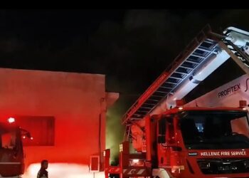Πυρκαγιά στο Αιγάλεω: Κάηκε ολοσχερώς βαφείο ρούχων – Ακούστηκαν εκρήξεις πριν ξεσπάσει η φωτιά