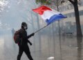 Γαλλία: Επεισόδια και συγκρούσεις με μολότοφ και δακρυγόνα - Εκατοντάδες χιλιάδες οι διαδηλωτές στο Παρίσι