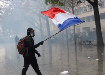 Γαλλία: Επεισόδια και συγκρούσεις με μολότοφ και δακρυγόνα - Εκατοντάδες χιλιάδες οι διαδηλωτές στο Παρίσι