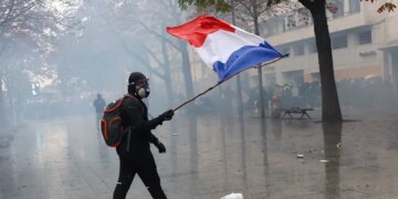 Γαλλία: Επεισόδια και συγκρούσεις με μολότοφ και δακρυγόνα - Εκατοντάδες χιλιάδες οι διαδηλωτές στο Παρίσι