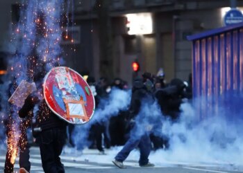 Γαλλία: Στους δρόμους μισό εκατομμύριο διαδηλωτές, 1.000 συλλήψεις και νέα επεισόδια - «Μαύρο» στα social media ήθελε η κυβέρνηση