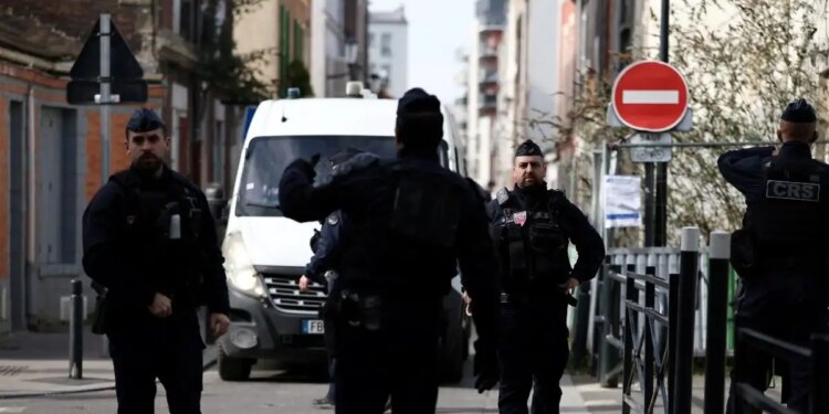 Παρίσι: Μαχαίρωσε γυναίκα στη μέση του δρόμου μπροστά στην 6χρονη κόρη της
