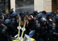 Γαλλία: Ξεσπά η μητέρα του 15χρονου που ακρωτηριάστηκε από χειροβομβίδα κρότου λάμψης: «Του έκλεψαν τη ζωή»