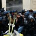 Γαλλία: Ξεσπά η μητέρα του 15χρονου που ακρωτηριάστηκε από χειροβομβίδα κρότου λάμψης: «Του έκλεψαν τη ζωή»