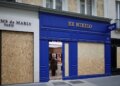 Εικόνες από το Παρίσι: Ξύλινα πάνελ στις βιτρίνες μεγάλων οίκων, όπως Dior και Christofle, μετά τις λεηλασίες
