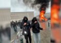 Γαλλία: Φωτιές και επεισόδια στους δρόμους αλλά η Gen Z χορεύει στο TikTok - Πώς βιώνουν οι νέοι το χάος στο Παρίσι;