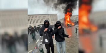 Γαλλία: Φωτιές και επεισόδια στους δρόμους αλλά η Gen Z χορεύει στο TikTok - Πώς βιώνουν οι νέοι το χάος στο Παρίσι;