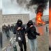 Γαλλία: Φωτιές και επεισόδια στους δρόμους αλλά η Gen Z χορεύει στο TikTok - Πώς βιώνουν οι νέοι το χάος στο Παρίσι;