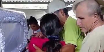 Νεκρανάσταση στη Γουατεμάλα: 15χρονη ξύπνησε μέσα στο φέρετρο την ώρα της κηδείας της - Βίντεο