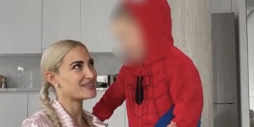 Η Ιωάννα Τούνη έντυσε τον γιο της Spiderman για το Χάλογουιν: «Μπορεί να μην είχαμε στο χωριό μου αλλά γιορτάζουμε»