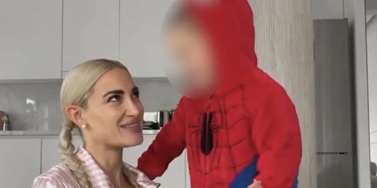 Η Ιωάννα Τούνη έντυσε τον γιο της Spiderman για το Χάλογουιν: «Μπορεί να μην είχαμε στο χωριό μου αλλά γιορτάζουμε»
