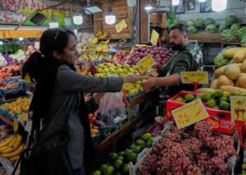 Ιράν: Το ριάλ υποχωρεί σε νέο ιστορικό χαμηλό