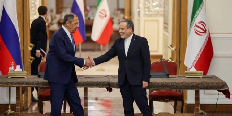 Αμπάς Αραγτσί: Ο ΥΠΕΞ του Ιράν κατηγορεί τις ΗΠΑ για την «ανασφάλεια» στα Στενά του Ορμούζ