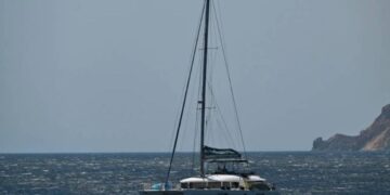 Ακυβέρνητο ιστιοφόρο με δύο επιβαίνοντες ανοιχτά του ακρωτηρίου Καφηρέα