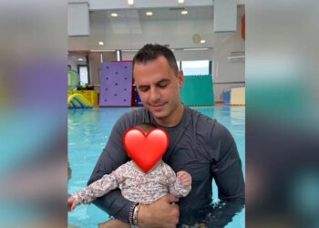 Ο Παναγιώτης Κουτσουμπής πήγε για baby swimming με την κόρη του, Ξένια