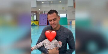 Ο Παναγιώτης Κουτσουμπής πήγε για baby swimming με την κόρη του, Ξένια