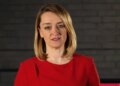 Η Λόρα Κούνσμπεργκ αποκαλύπτει: «Βρήκα Βρετανό υπουργό στο κρεβάτι με τη σύντροφό του, ίσως ήθελαν να κάνουμε τρίο»