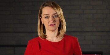 Η Λόρα Κούνσμπεργκ αποκαλύπτει: «Βρήκα Βρετανό υπουργό στο κρεβάτι με τη σύντροφό του, ίσως ήθελαν να κάνουμε τρίο»