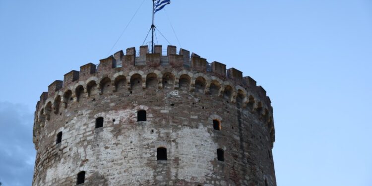 Λευκός Πύργος: Ο νέος φωτισμός αναδεικνύει την αρχιτεκτονική και την ιστορία του μνημείου