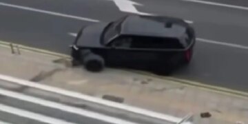 Μεθυσμένος οδηγός στη Λεμεσό έχασε τροχό χτυπώντας στο πεζοδρόμιο και μετά προσπαθεί να φύγει με τρεις ρόδες - Βίντεο