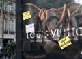 Dior, Celine, Hermès και Louis Vuitton: Γιατί οι ναοί της πολυτέλειας έγιναν στόχος οργής στη Γαλλία