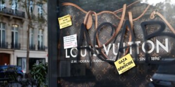 Dior, Celine, Hermès και Louis Vuitton: Γιατί οι ναοί της πολυτέλειας έγιναν στόχος οργής στη Γαλλία