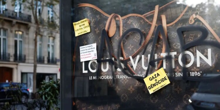 Dior, Celine, Hermès και Louis Vuitton: Γιατί οι ναοί της πολυτέλειας έγιναν στόχος οργής στη Γαλλία