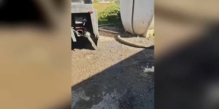 Σπάτα: Σύλληψη 59χρονου οδηγού βυτιοφόρου για παράνομη απόρριψη λυμάτων με κίνδυνο για τη δημόσια υγεία