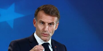 Le Figaro: Υπό ασφυκτική πολιτική πίεση ο Μακρόν μετά τις λεηλασίες και τα επεισόδια στη Γαλλία