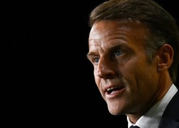 Εμανουέλ Μακρόν: «Να μην υποκύψουμε στη ρωσική απειλή»